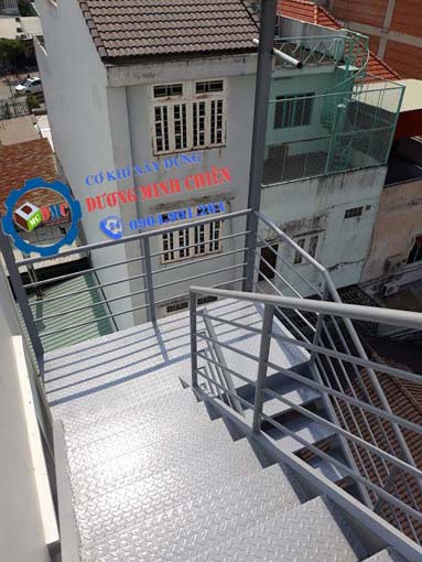 mẫu cầu thang sắt ngoài trời đẹp